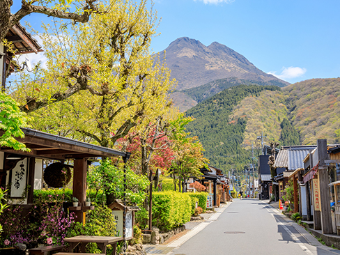 大分県湯布院 由布岳と湯の坪街道