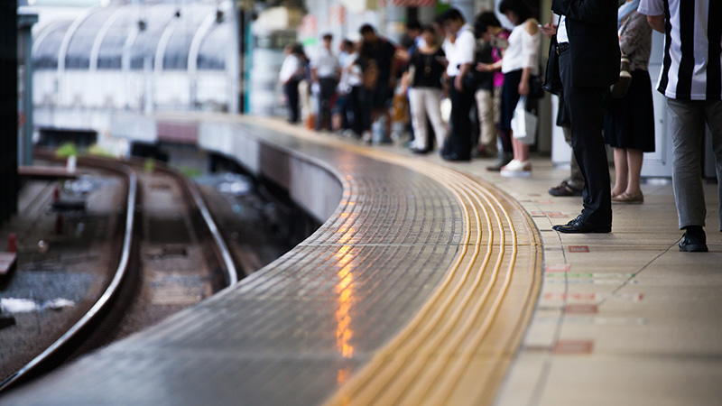 駅　ホーム　イメージ