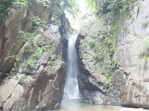 よくばり山梨盛りだくさんツアー! 神秘の絶景一之釜と隠れ家ガレージレストランで『薪火グリルビュッフェ』食べ放題!自家製パン詰め放題&桔梗信玄餅包装体験